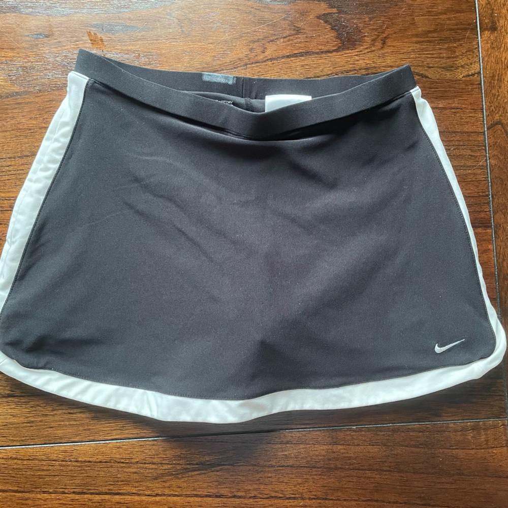 White and black Nike tennis skirt girls size medium/ women’s XS  Active Skort